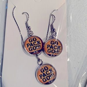 Beautiful beaded Green Bay Packers necklace and earrings set